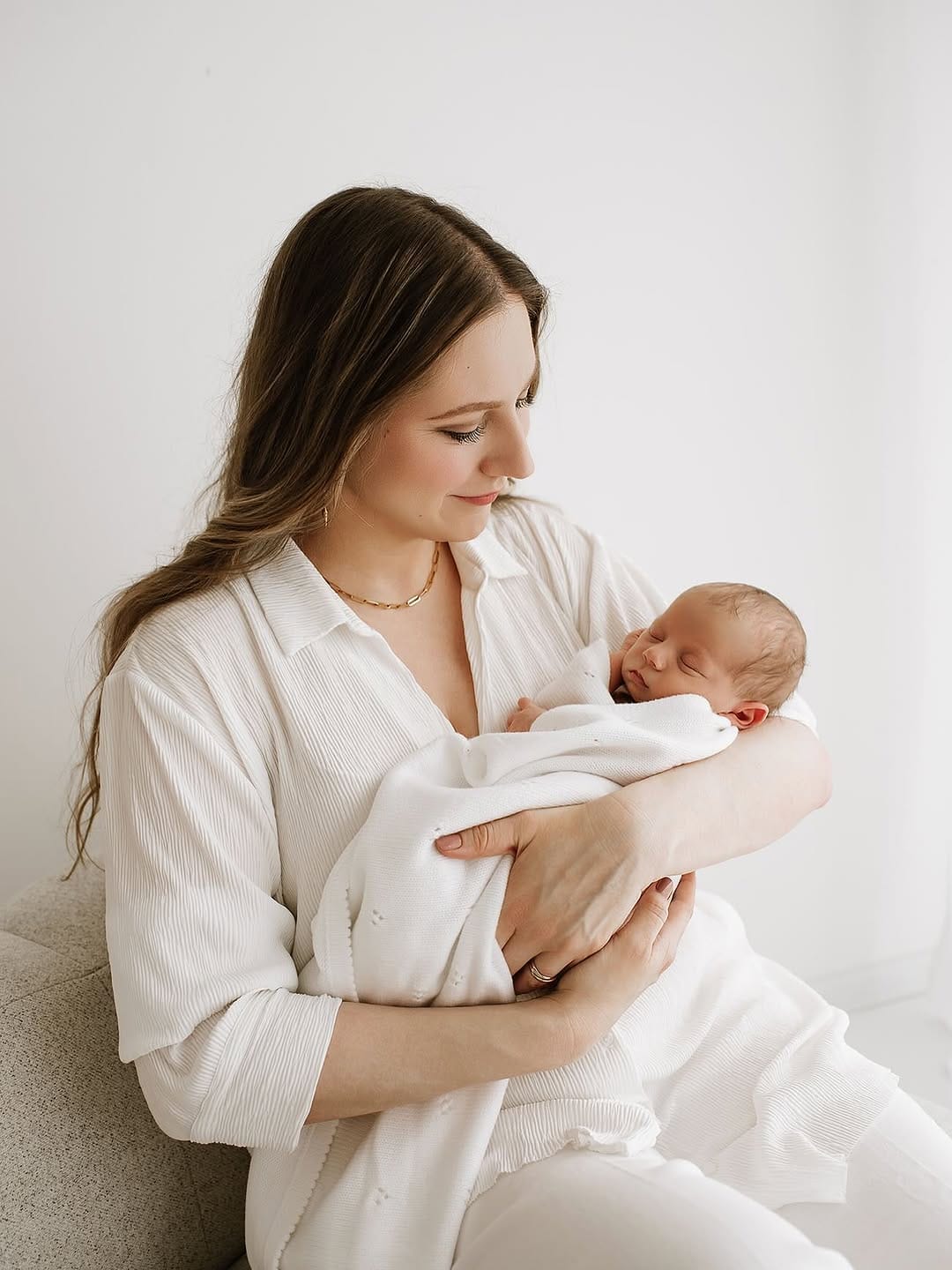 U mě v ateliéru najdete klid. 🤍
Bezpečný prostor pro vás i vaše miminko. Místo, kde se nemusíte stresovat, spěchat ani nic předstírat.
Vytvářím atmosféru plnou něhy, pochopení a trpělivosti, aby jste se mohli uvolnit a cítit se opravdu dobře. Protože když se cítíte v bezpečí vy, cítí to i vaše miminko. ✨
A právě tehdy vznikají ty nejkrásnější fotografie. Newborn natural - Praha 6 - Řepy #atelierpraha #foto #fotografie #focenideti #focenidetipraha