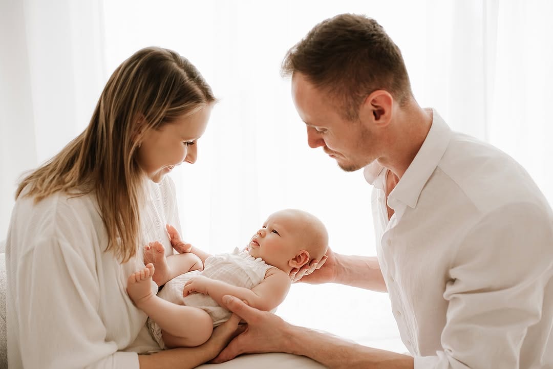 Nebojte se mě kontaktovat i se starším miminkem. 🤍 I s většími miminky zachytím něžnost a lásku stejně jako s novorozenci. Možná už nespinkají… ale to vůbec není na překážku. Každé období má své kouzlo a stojí za to ho uchovat. ✨ Praha 6 - Řepy #atelierpraha #foto #fotografie #focenideti #focenidetipraha #focenipraha #michaelaptackova #childrenphoto #childrenphotographer #newbornphotography #atelierpraha #novorozeneckefoceni #newborn #novorozenec #foto #fotografie #focenideti #focenidetípraha #řepy #miminkovskéfocení #miminkovskefoceni #miminko #mimco #deti #děti #detskefoceni #rodiny #lifestyle