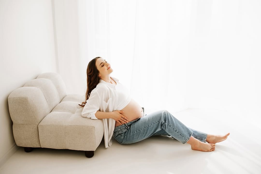 Během příštího týdne budu zpracovávat další výběry :-) Jednou z nich je tato krásná těhulka :-) Těhotenské focení Praha - šaty, džíny, svetříky, košile zdarma k zapůjčení - minimalistický styl #tehotenskefocenipraha #těhotenskéfocenípraha #atelierpraha #foto #fotografie #focenideti #focenidetipraha #focenípraha #focenipraha6 #focenítěhotnýchpraha