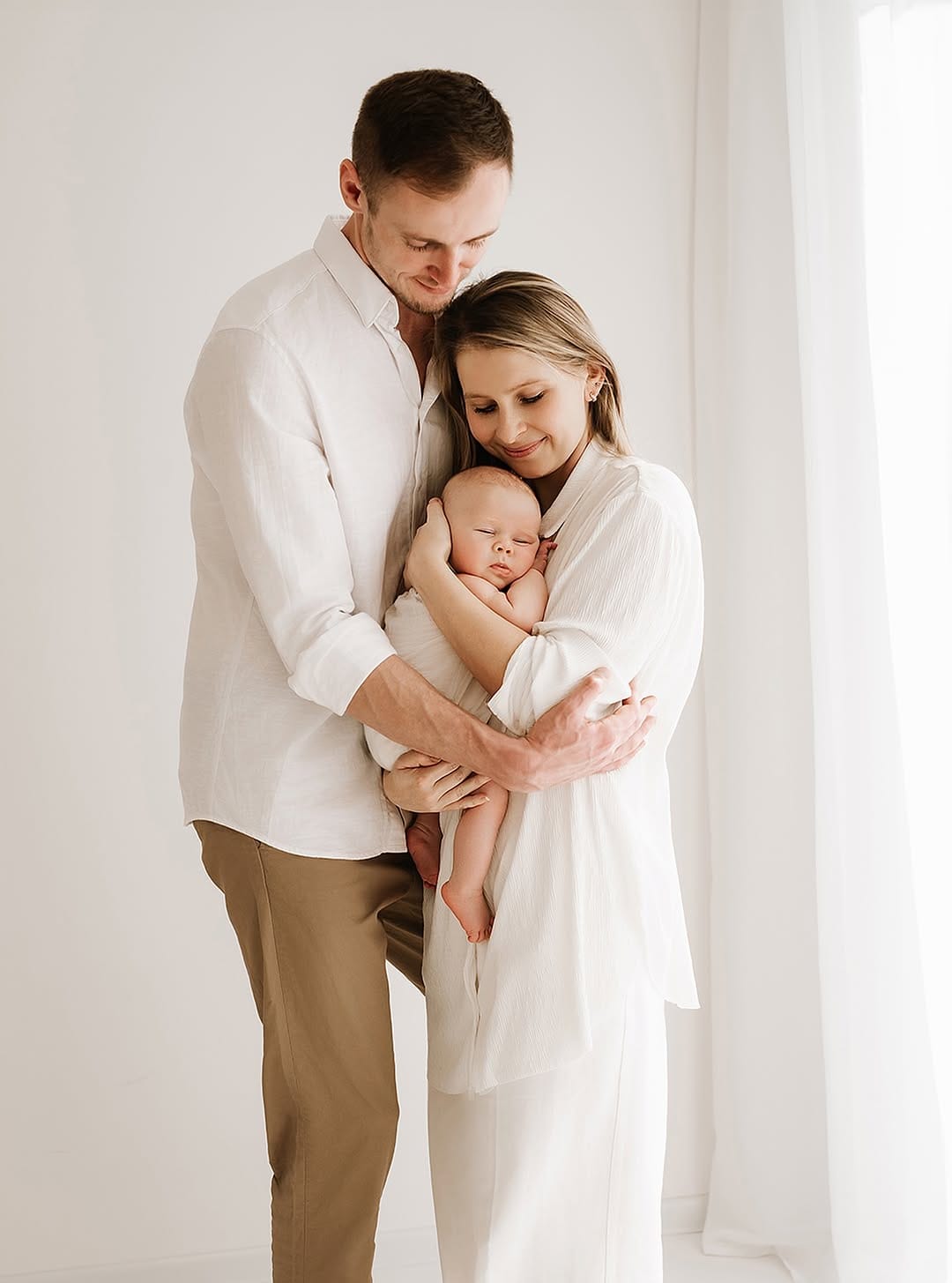 Nebojte se mě kontaktovat i se starším miminkem. 🤍 I s většími miminky zachytím něžnost a lásku stejně jako s novorozenci. Možná už tolik nespinkají… ale to vůbec není na překážku. Každé období má své kouzlo a stojí za to ho uchovat. ✨ Praha 6 - Řepy #atelierpraha #foto #fotografie #focenideti #focenidetipraha #focenipraha #michaelaptackova #childrenphoto #childrenphotographer #newbornphotography #atelierpraha #novorozeneckefoceni #newborn #novorozenec #foto #fotografie #focenideti #focenidetípraha #řepy #miminkovskéfocení #miminkovskefoceni #miminko #mimco #deti #děti #detskefoceni #rodiny #lifestyle
